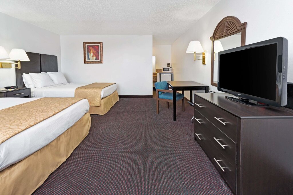 Четырёхместный номер Standard Days Inn & Suites by Wyndham Santa Rosa, NM