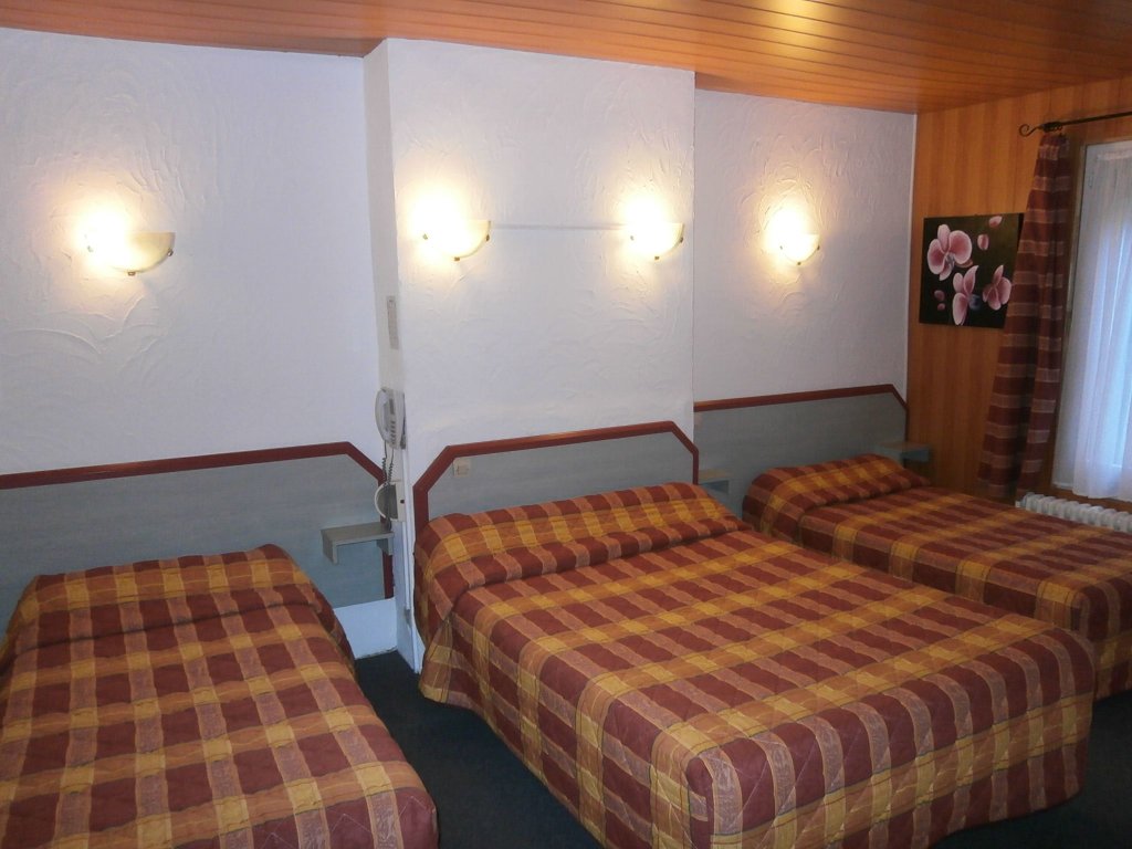 Standard Triple room Hotel Beausejour
