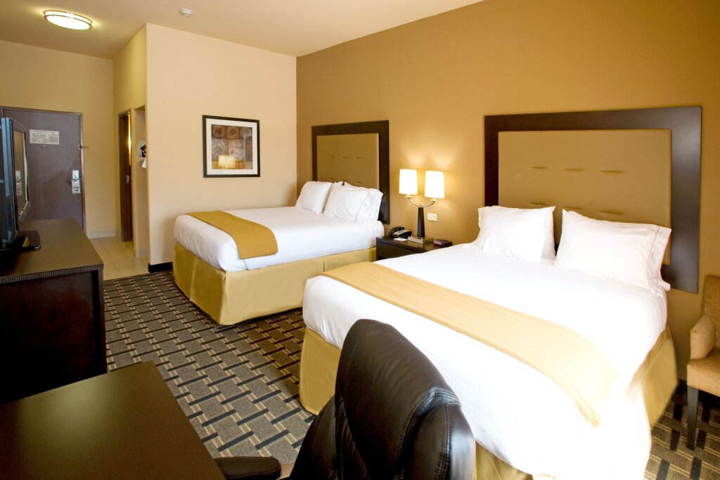 Четырёхместный номер Standard Holiday Inn Express and Suites Beeville, an IHG Hotel