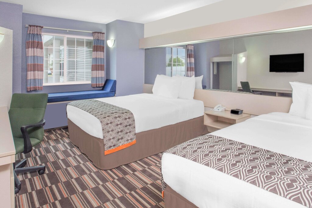 Четырёхместный номер Standard Microtel Inn and Suites by Wyndham Appleton