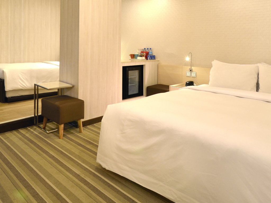 Deluxe room Yomi Hotel - MRT Shuanglian Station
