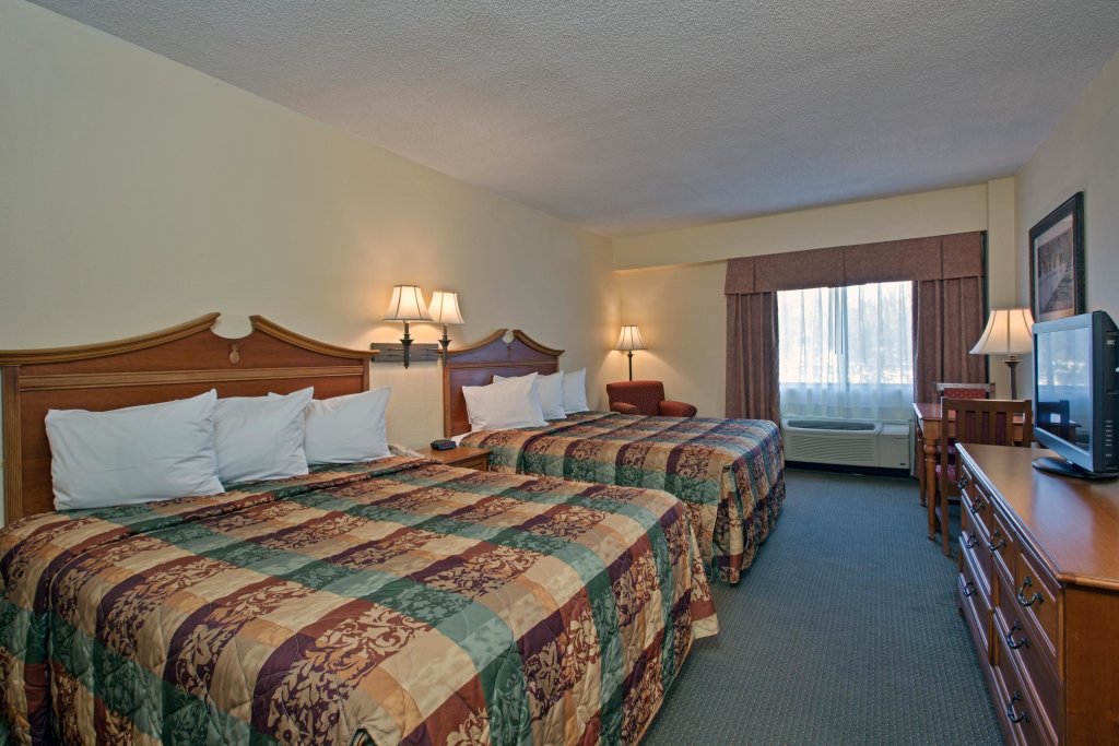 Четырёхместный номер Standard Country Inn & Suites by Radisson, Williamsburg East Busch Gardens , VA