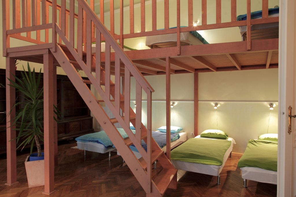 Кровать в общем номере Maverick Hostel & Ensuites