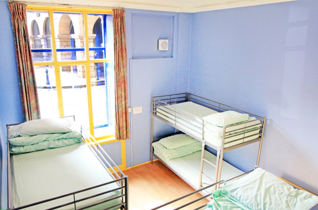 Кровать в общем номере Safestay Edinburgh Cowgate