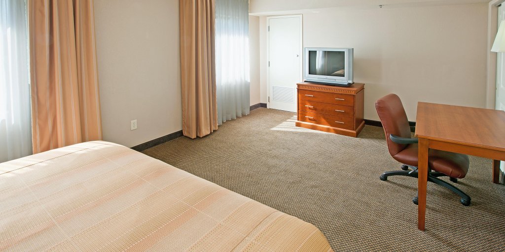 Двухместный люкс c 1 комнатой Candlewood Suites Indianapolis Downtown Medical District, an IHG Hotel