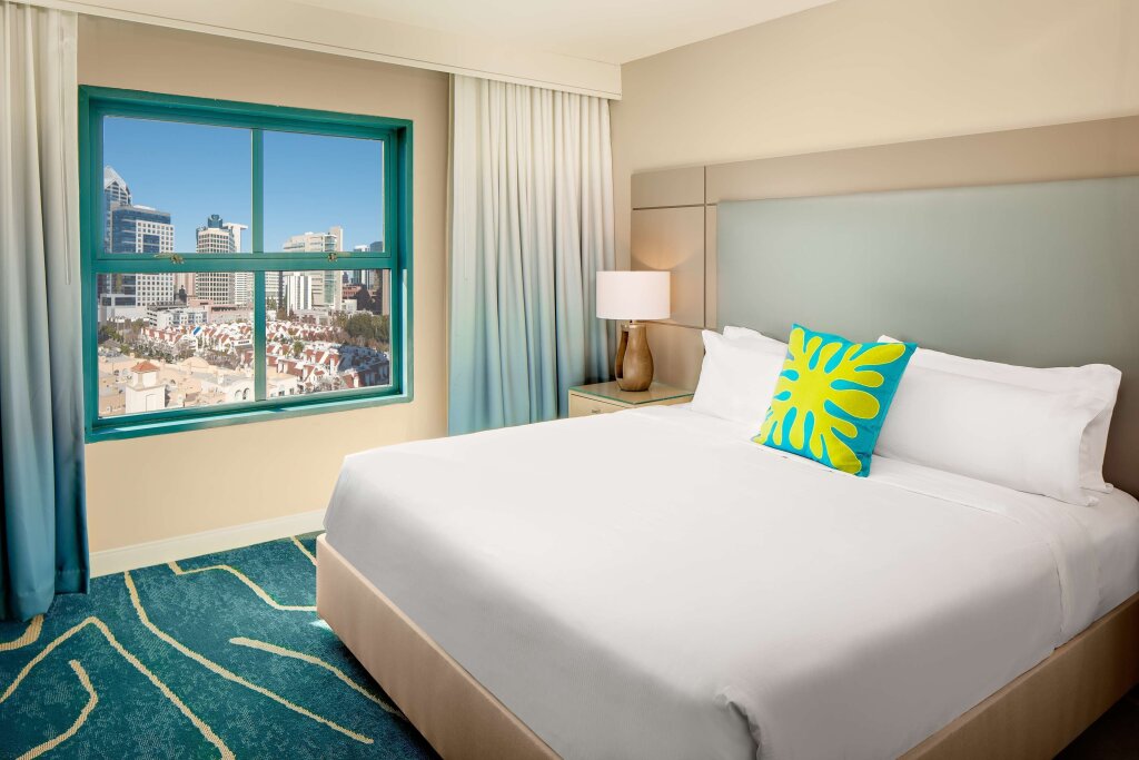 Двухместный люкс Corner с 2 комнатами с видом на залив Embassy Suites by Hilton San Diego Bay Downtown