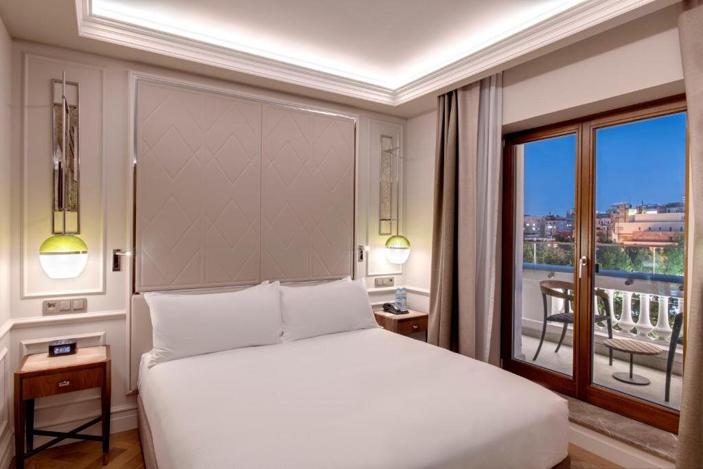 Двухместный полулюкс с балконом InterContinental Athenee Palace Bucharest, an IHG Hotel