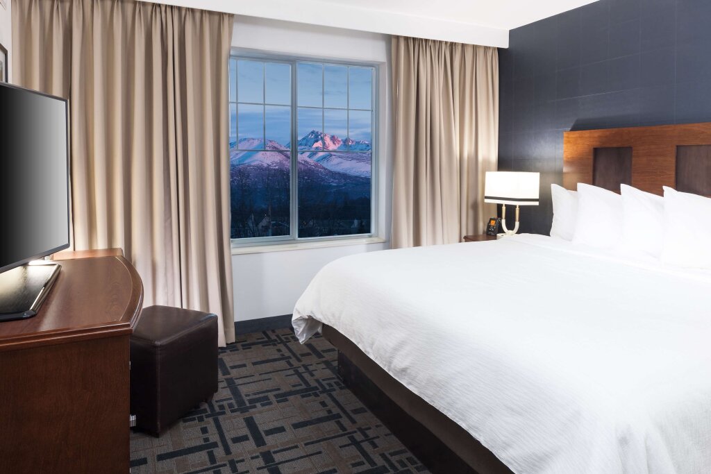 Двухместный люкс с 2 комнатами Premium Embassy Suites Anchorage