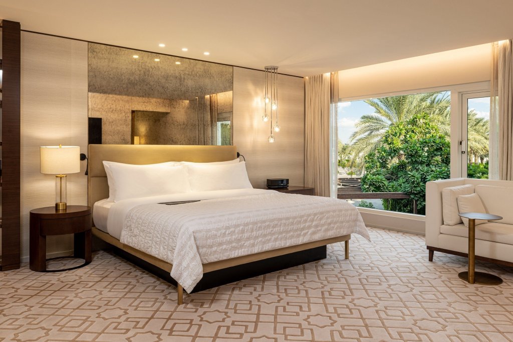 Двухместный люкс Premium c 1 комнатой с видом на сад Le Meridien Dubai Hotel, Royal Club & Conference Centre
