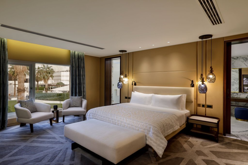 Четырёхместный люкс Royal с 2 комнатами Le Meridien Dubai Hotel, Royal Club & Conference Centre
