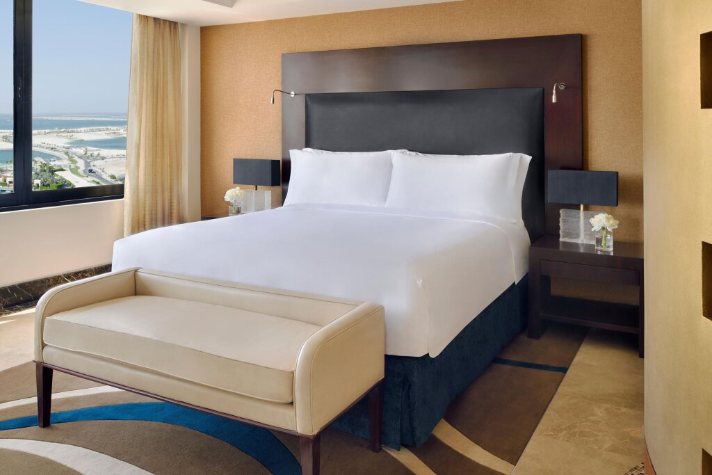 Двухместный люкс Royal InterContinental Abu Dhabi, an IHG Hotel