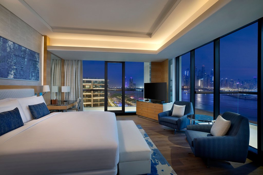 Четырёхместный семейный люкс Palm с балконом Marriott Resort Palm Jumeirah, Dubai