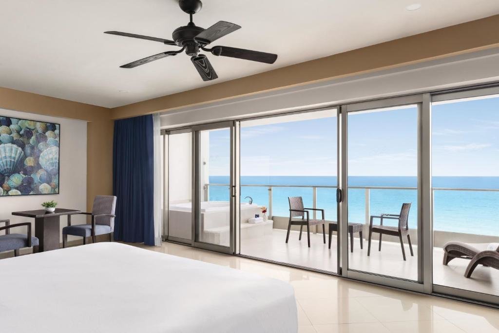 Четырёхместный люкс oceanfront Seadust Cancun Family Resort