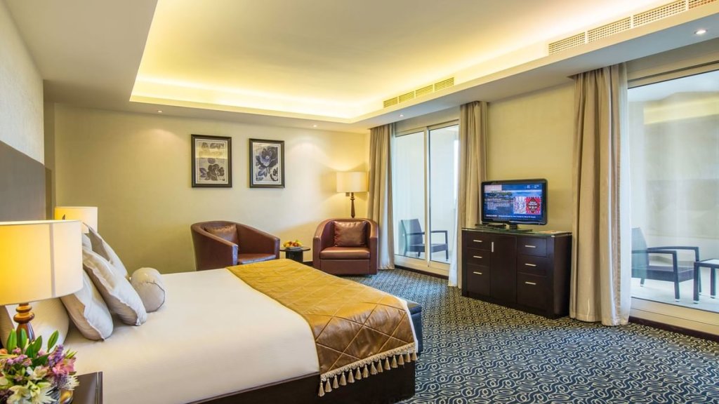 Люкс Emiri Metropolitan Al Mafraq Hotel