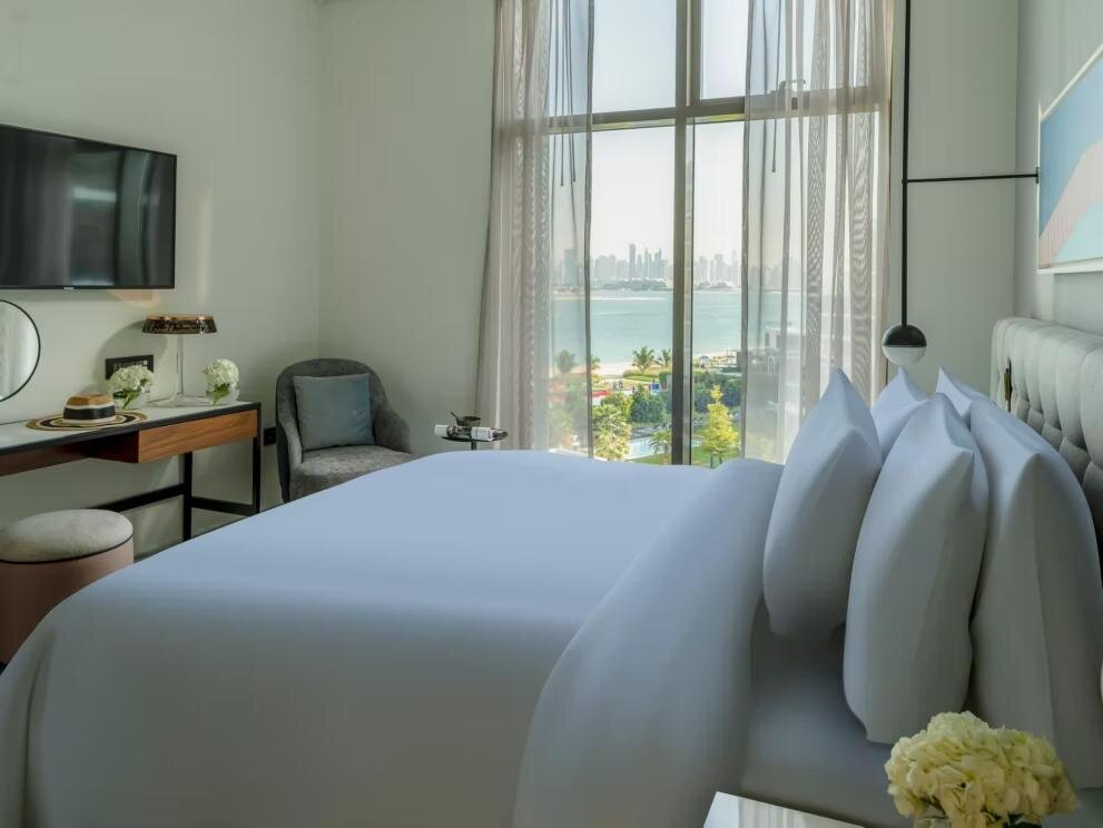 Люкс Palm c 1 комнатой с балконом и с видом на море Th8 Palm Dubai Beach Resort Vignette Collection, an IHG hotel