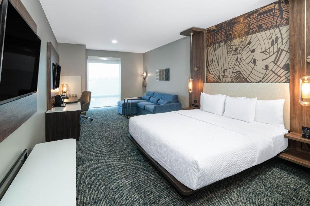 Двухместный номер для гостей с ограниченными возможностями La Quinta Inn & Suites by Wyndham Nashville Downtown Stadium