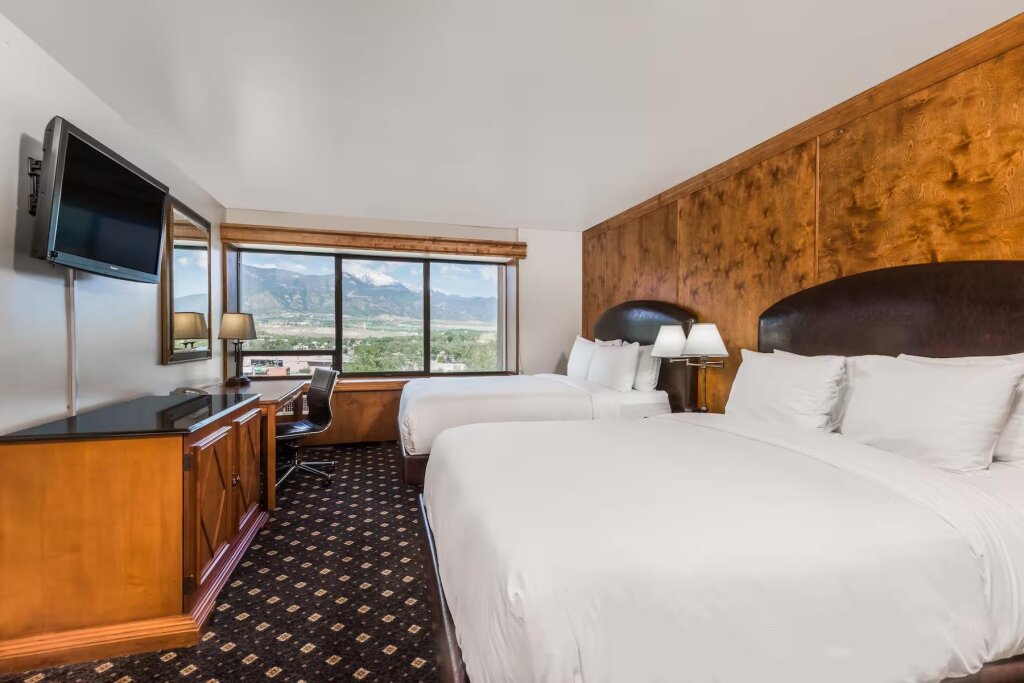 Четырёхместный номер с видом на горы The Antlers, A Wyndham Hotel