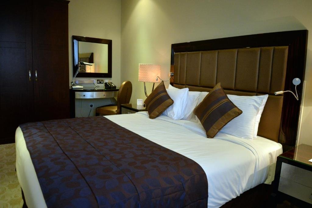 Executive Double Suite Strato Hotel By Warwick