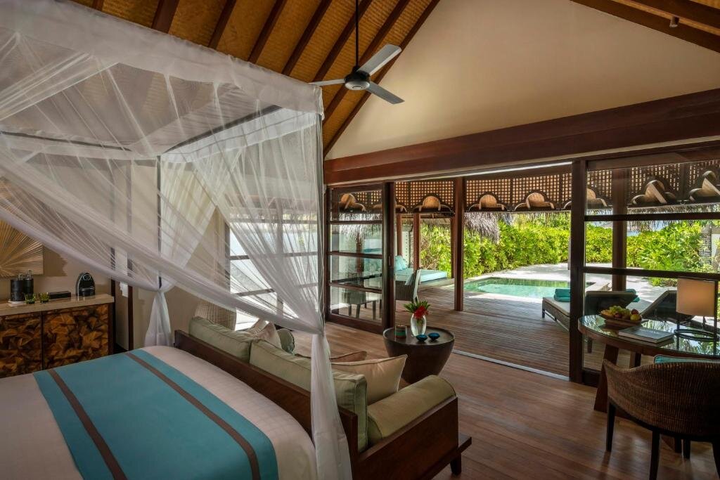 Двухместное Beach Bungalow with Pool Sunrise Four Seasons Resort Maldives at Kuda Huraa