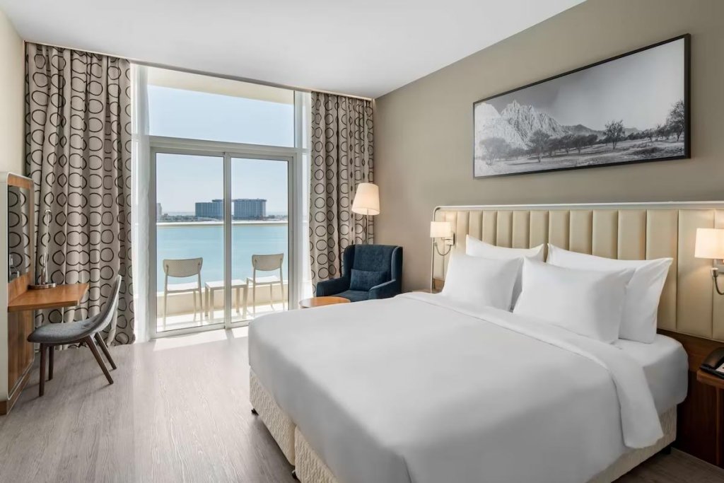 Standard Double room with balcony and with sea view Radisson Resort Ras Al Khaimah Marjan Island