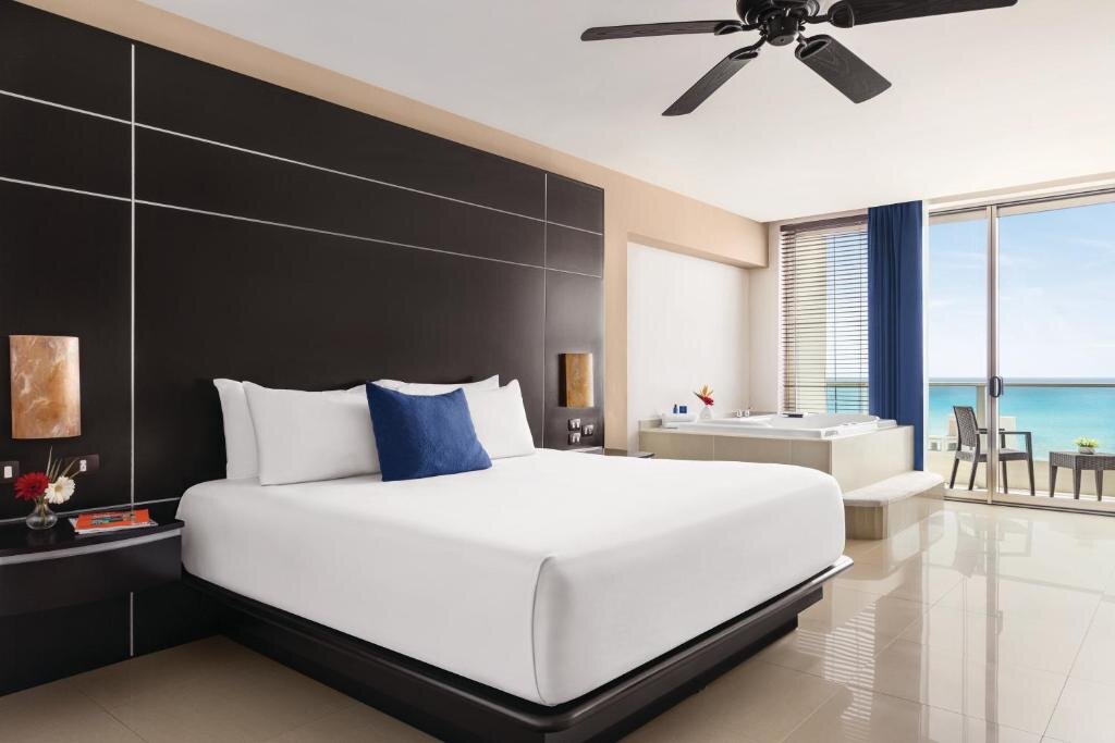 Двухместный люкс Premium с балконом Seadust Cancun Family Resort