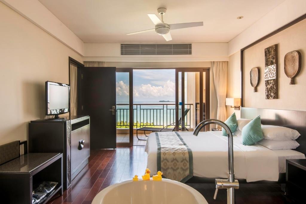 Четырёхместный люкс Premier с 2 комнатами с видом на океан Howard Johnson Resort Sanya Bay