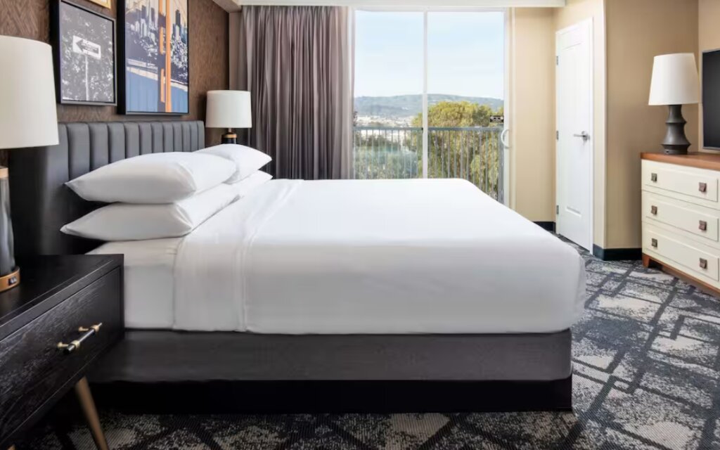 Двухместный люкс с 2 комнатами с балконом Embassy Suites San Francisco Airport - South San Francisco