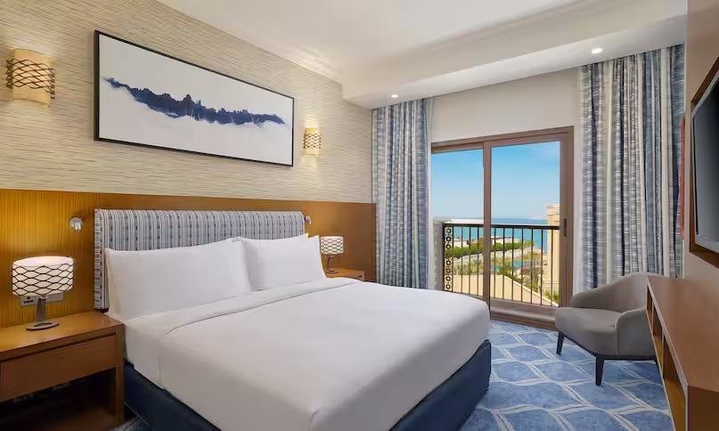 Doppel Suite 1 Schlafzimmer mit Balkon und mit Meerblick DoubleTree by Hilton Resort & Spa Marjan Island