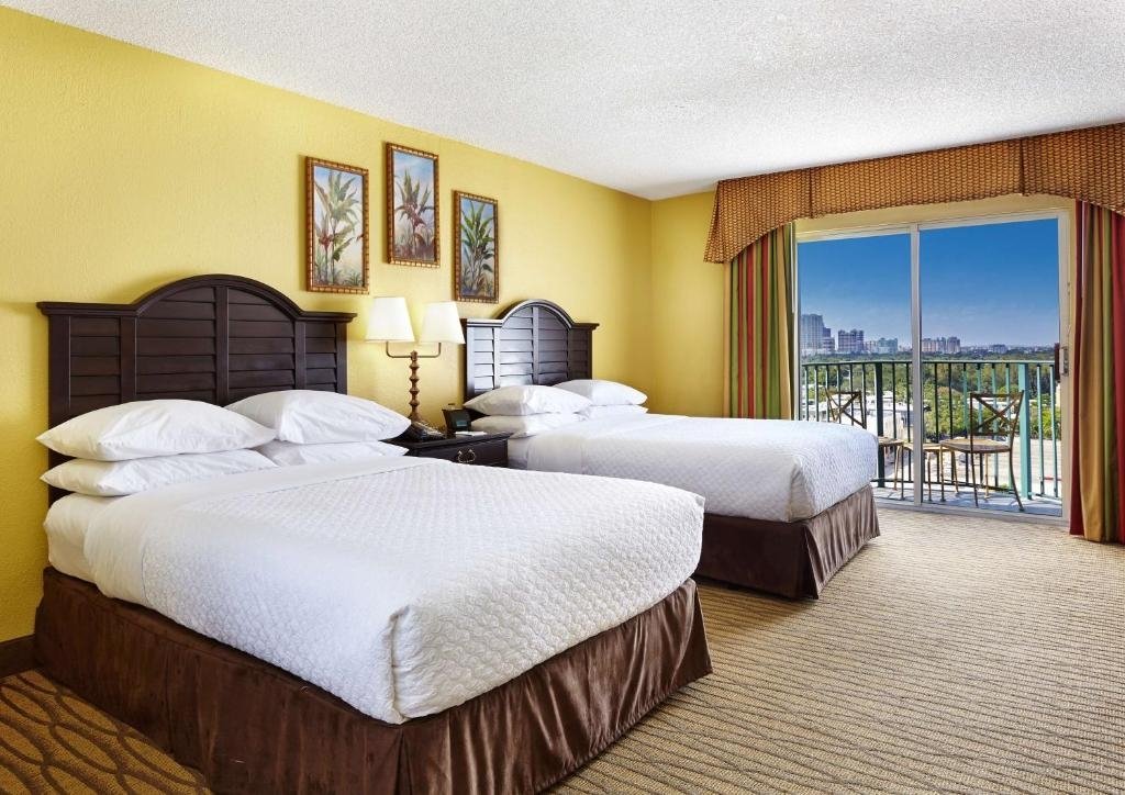 Четырёхместный люкс с 2 комнатами Embassy Suites by Hilton Fort Lauderdale 17th Street