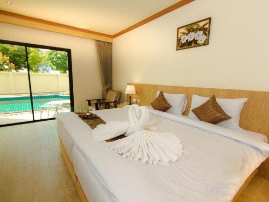 Двухместный номер Pool Access Superior Airport Beach Hotel Phuket - SHA Extra Plus