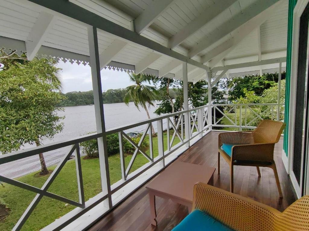 Двухместный люкс Miss Perla Upstairs с балконом и с видом на канал Tortuga Lodge & Gardens by Böëna