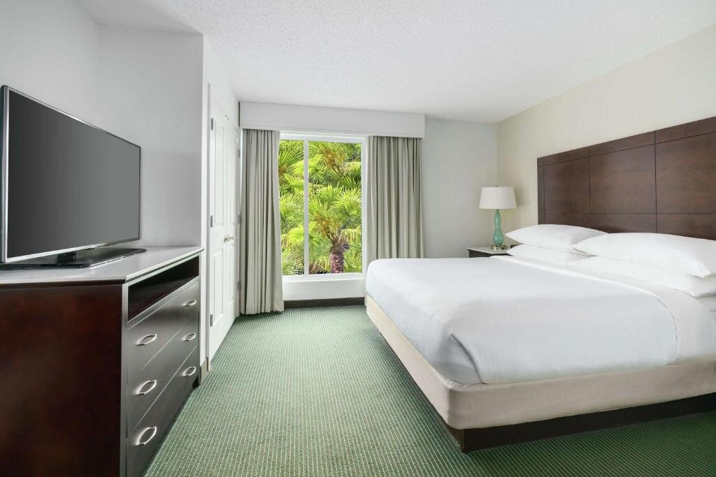 Люкс с 2 комнатами с балконом Embassy Suites by Hilton Orlando Lake Buena Vista Resort