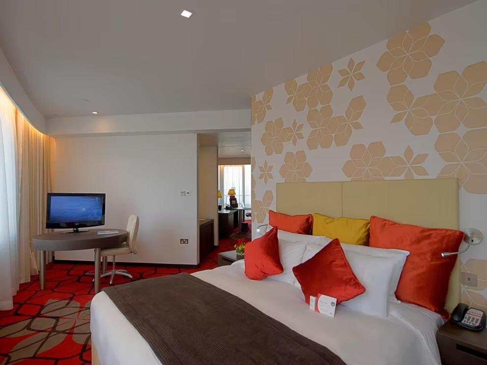 Двухместный люкс Lounge Access c 1 комнатой Crowne Plaza Yas Island, an IHG Hotel