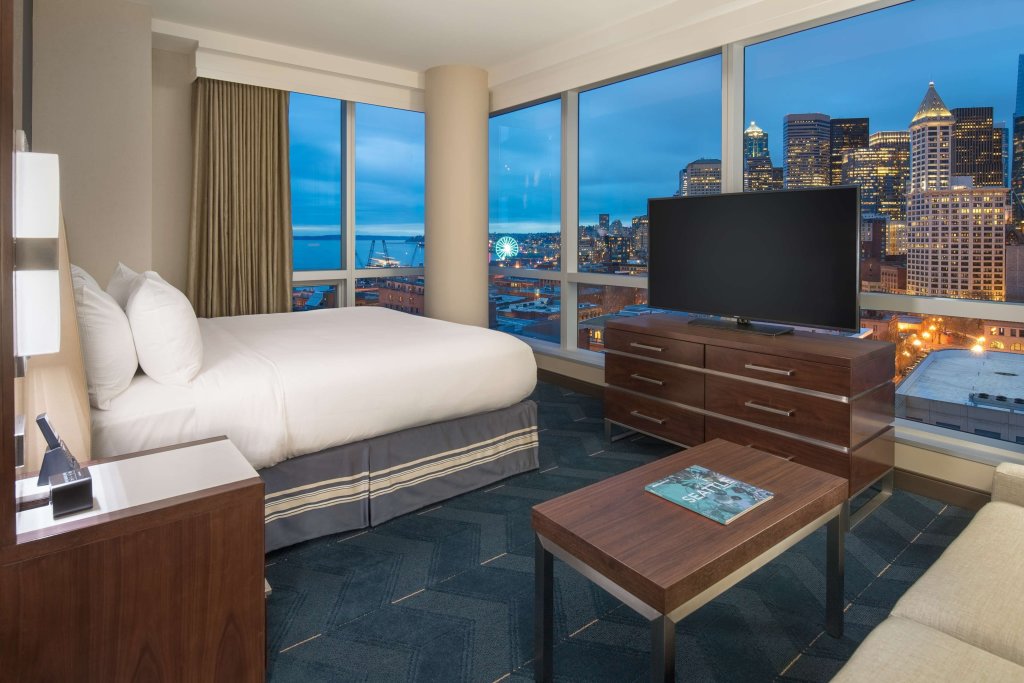 Двухместный люкс с 2 комнатами Embassy Suites By Hilton Seattle Downtown Pioneer Square