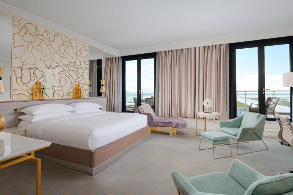 Larger Doppel Suite 1 Schlafzimmer mit Balkon und mit Meerblick Baku Marriott Hotel Boulevard
