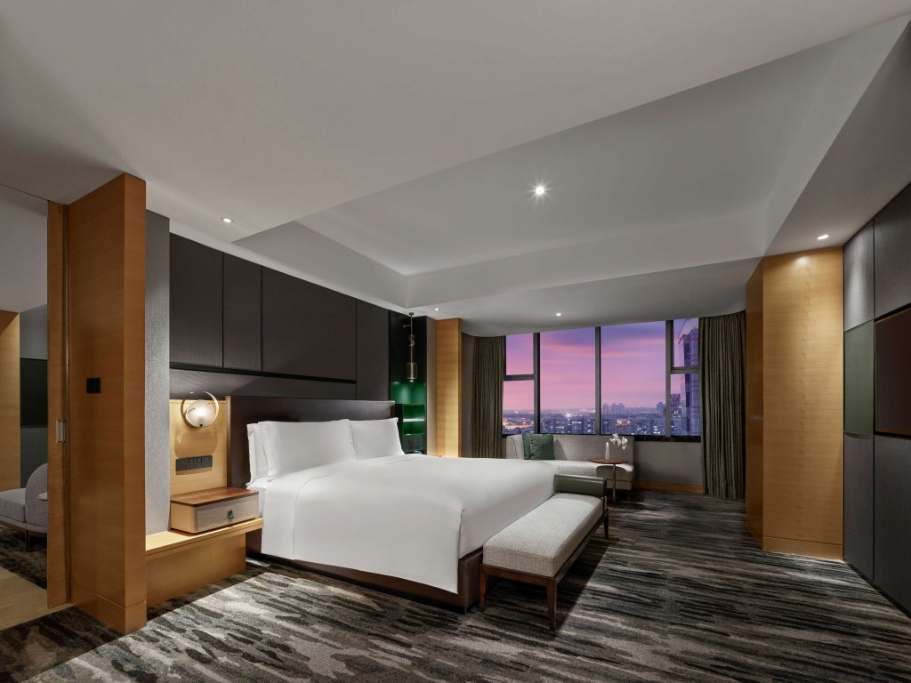 Двухместный люкс Deluxe c 1 комнатой Hilton Shanghai Hongqiao