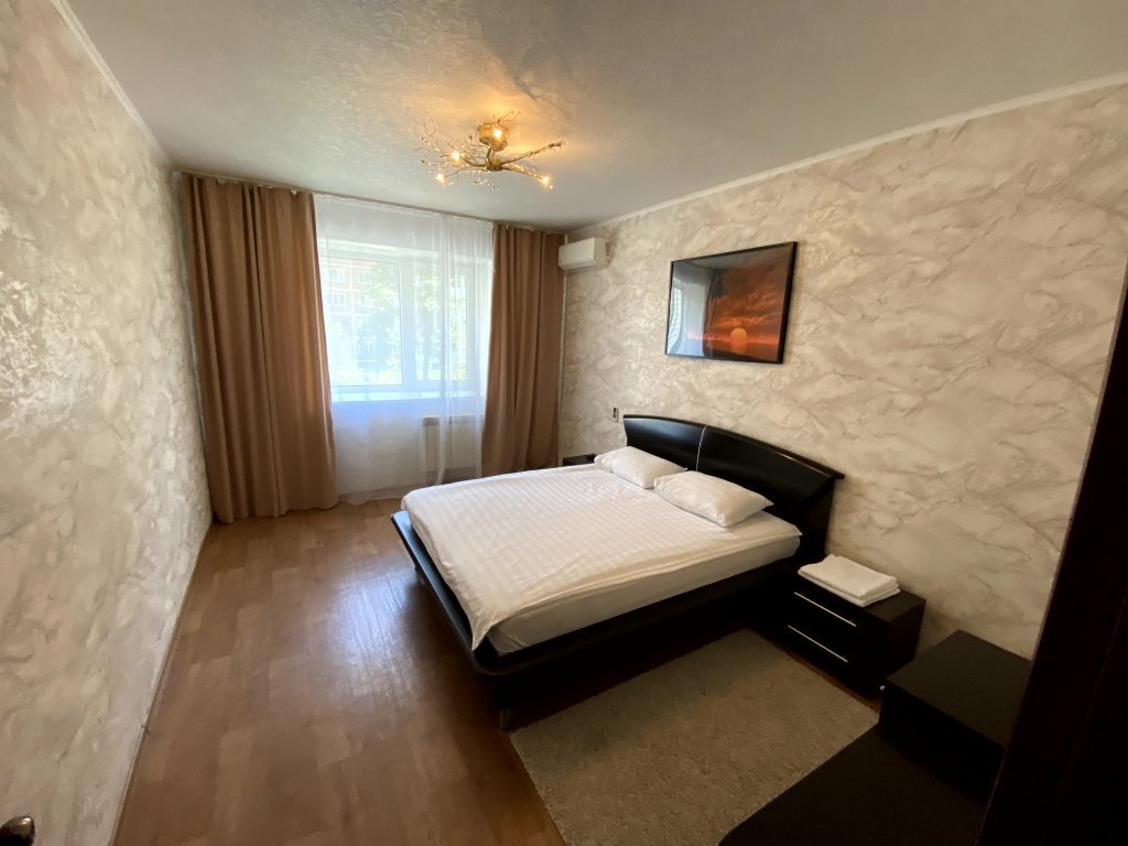 Suite 2 Schlafzimmer mit Balkon On Ryabikova 37 Luxe Flat