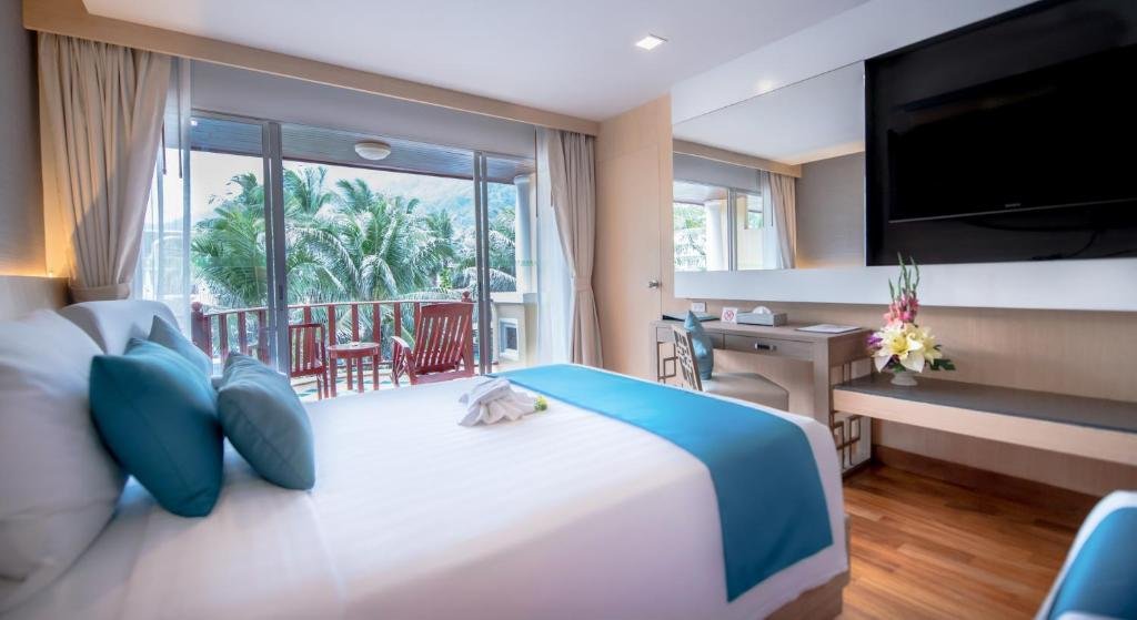 Двухместный номер Deluxe с видом на бассейн Phuket Graceland Resort and Spa