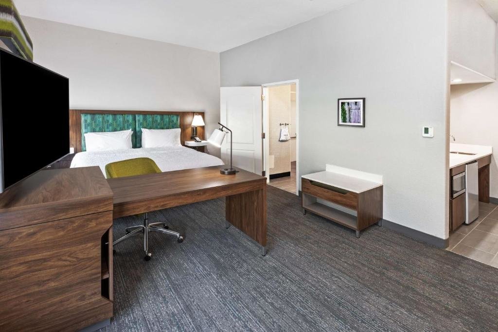 Двухместный люкс Mobility/Hearing Accessible with Tub Hampton Inn & Suites Dallas I-30 Cockrell Hill