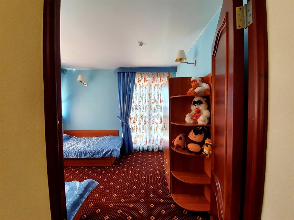 Четырёхместный люкс с 2 комнатами Мини-Отель Атлант
