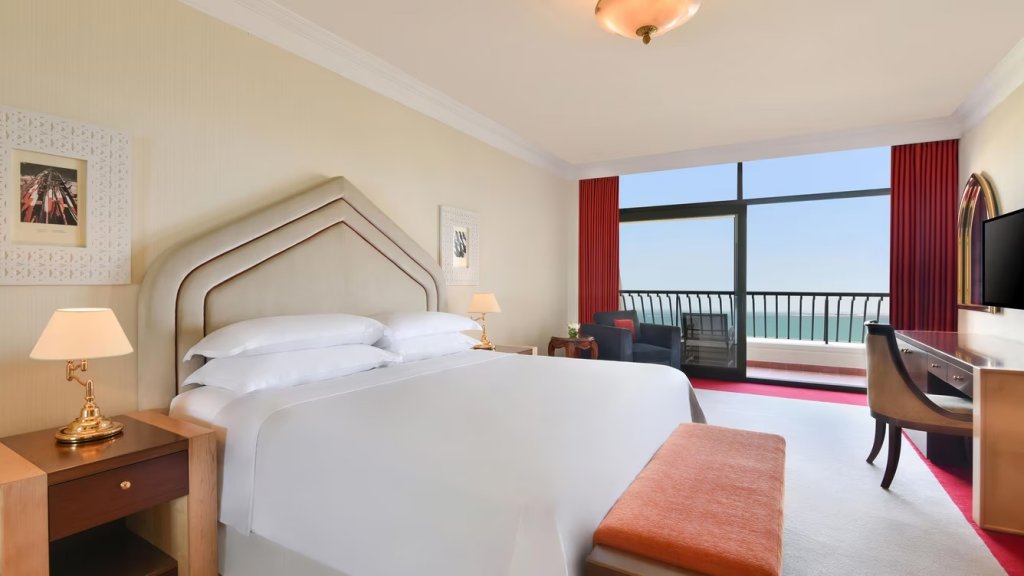 Четырёхместный люкс Executive с 2 комнатами с видом на море Sheraton Grand Doha Resort & Convention Hotel