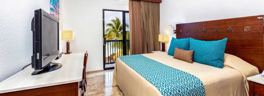 Четырёхместный люкс с 2 комнатами beachfront The Villas at The Royal Cancun - All Suites Resort
