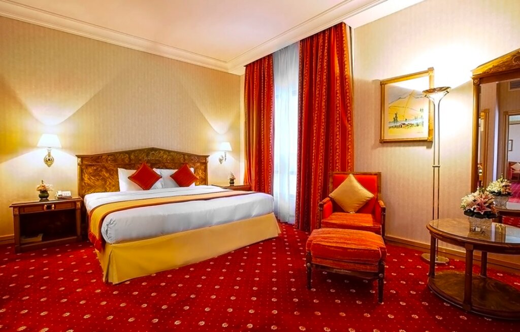 Двухместный люкс с одной спальней Emiri Сьют Capitol Hotel