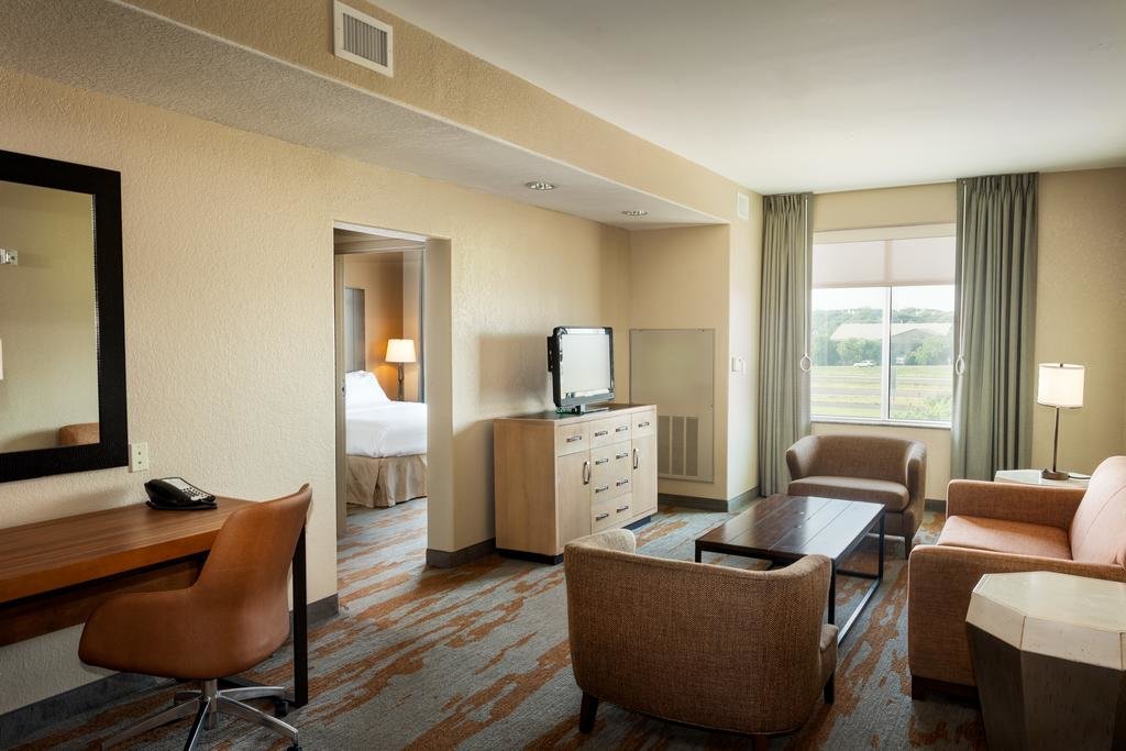 Люкс Holiday Inn San Antonio Northwest- SeaWorld Area, an IHG Hotel