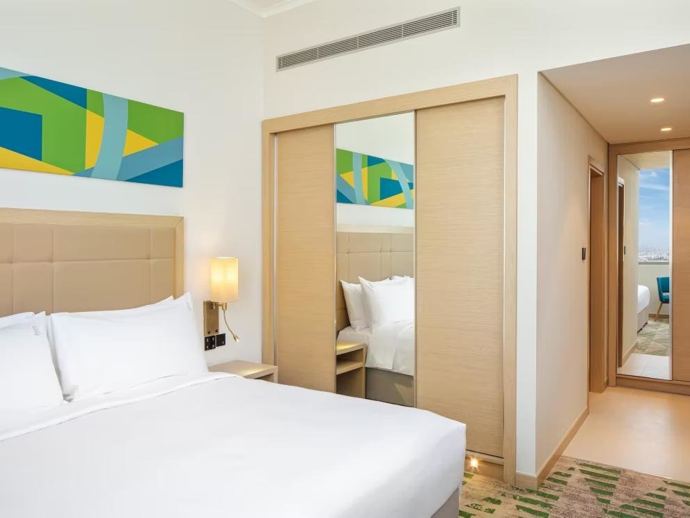 Suite doble 1 dormitorio con vista a la ciudad Holiday Inn Hotel & Suites Dubai Science Park, an IHG Hotel