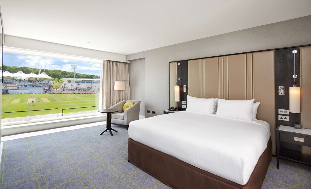 Pitch View Suite 1 Schlafzimmer mit Balkon Hilton Southampton - Utilita Bowl