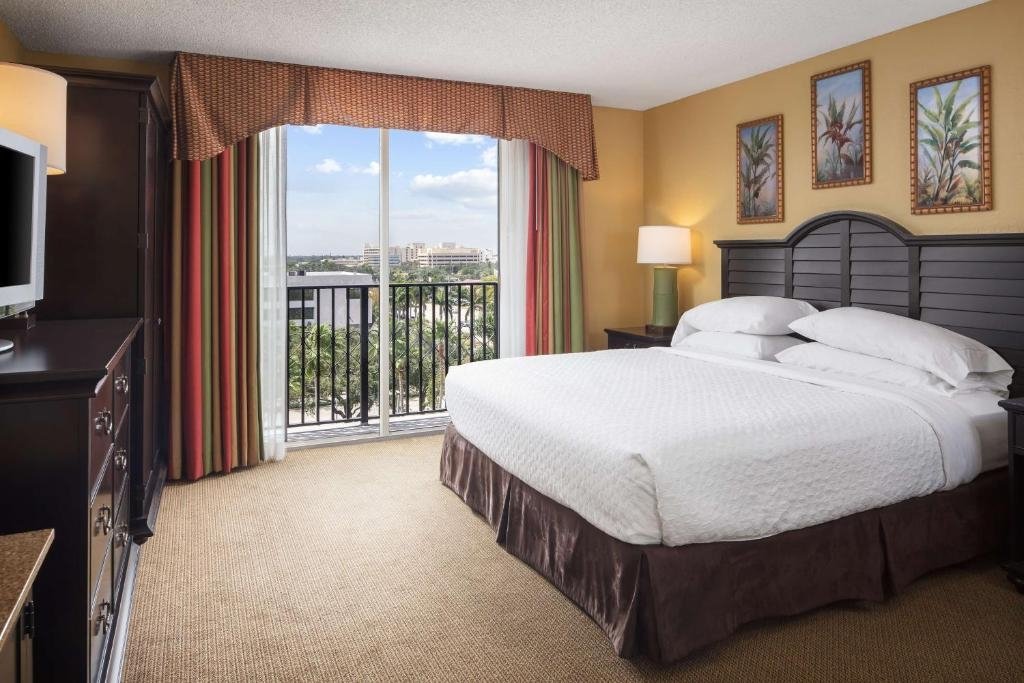 Люкс с 2 комнатами с балконом Embassy Suites by Hilton Fort Lauderdale 17th Street