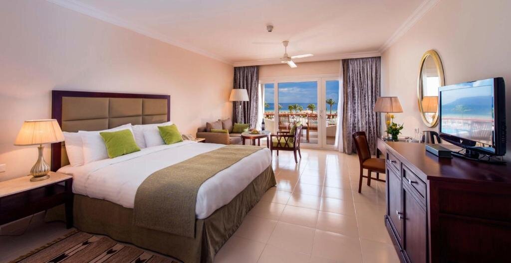 Четырёхместный люкс Executive с 2 комнатами с видом на море Baron Resort Sharm El Sheikh
