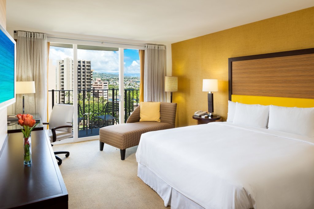 Шестиместный люкс с 2 комнатами Hilton Garden Inn Waikiki Beach