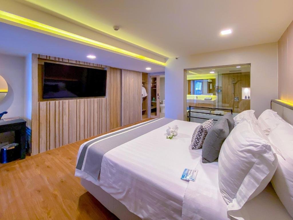 Четырёхместный люкс Family с 2 комнатами Phuket Graceland Resort and Spa